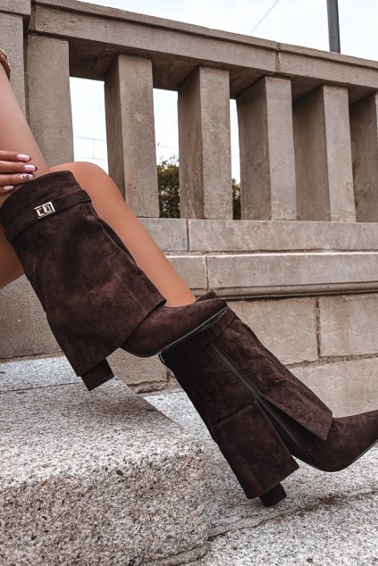 Zateplené dámské kozačky na podpatku s ozdobným páskem čokoládové Luvielle (Veľkosť 39)