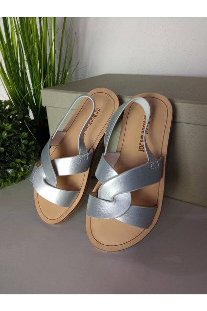 Strieborné dievčenské šľapky NJSK 269-2B (Veľkosť 28)