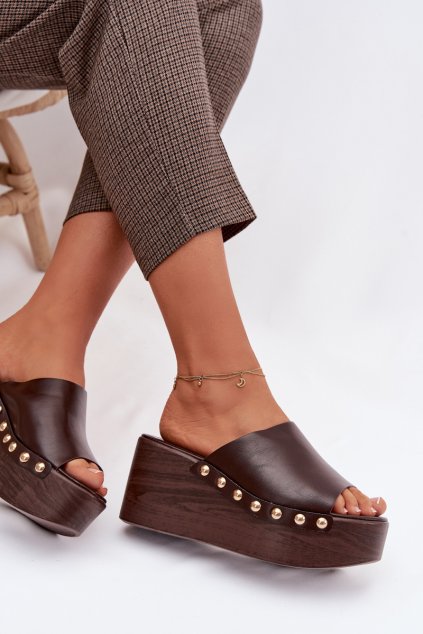 Dámske papuče na platforme a platforme so zlatými knoflíky čokoládovo hnedé farinelle / DM486 BROWN (Veľkosť 36)