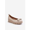 Kožené baleríny na platforme s ozdobou krémové lewski 3384 / 3384 MLEKO GROCH (Veľkosť 35)
