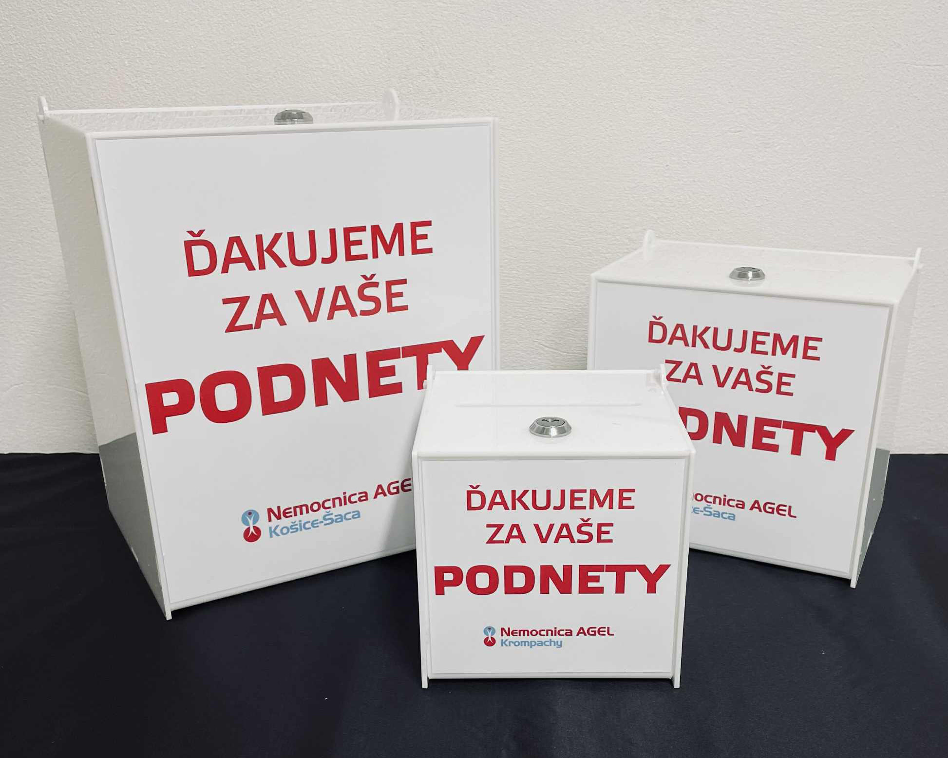 Uzamykateľné neprehliadne boxy na zber dotazníkov pre nemocnice AGEL