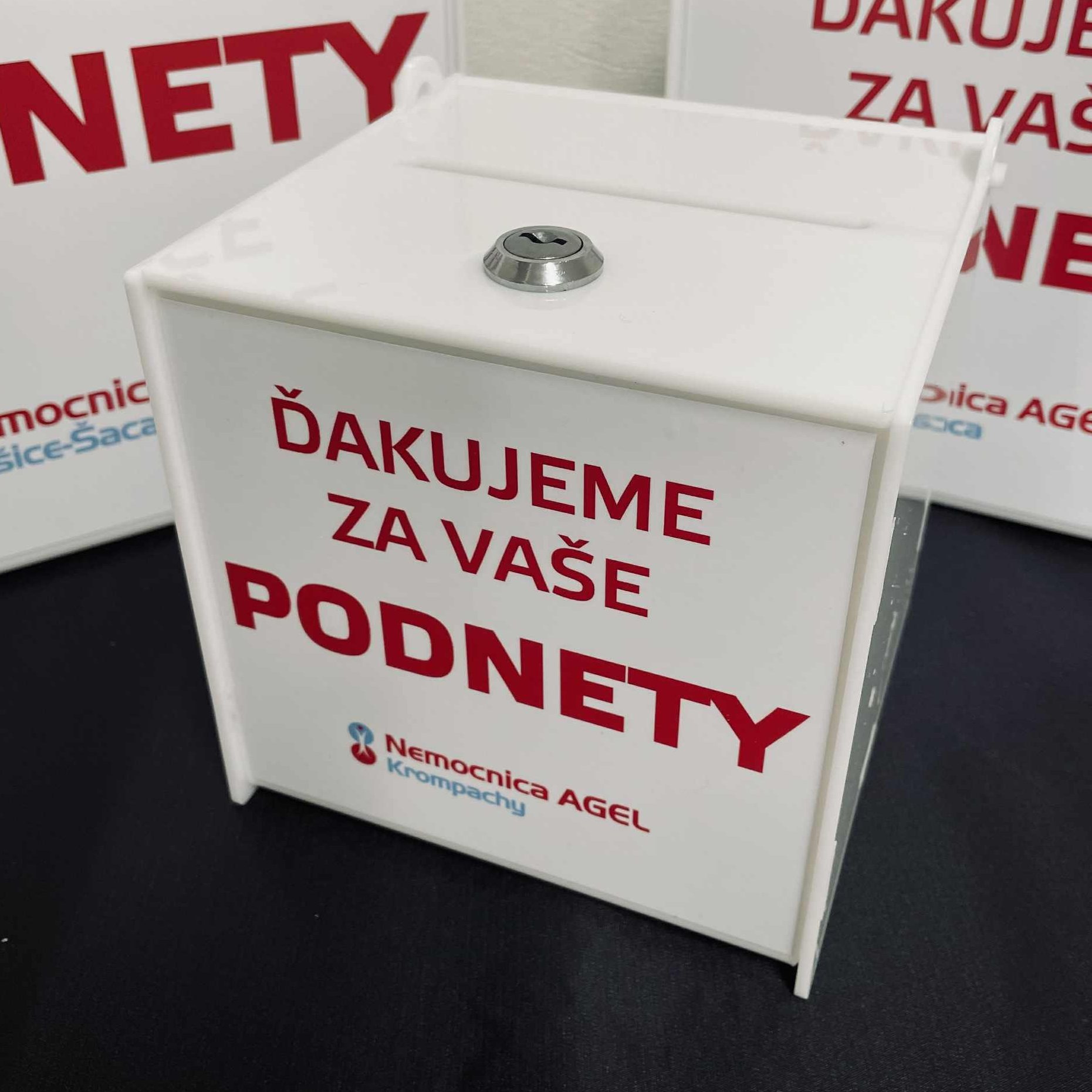 Zákazková výroba plexi boxov na charitatívne a reklamné účely