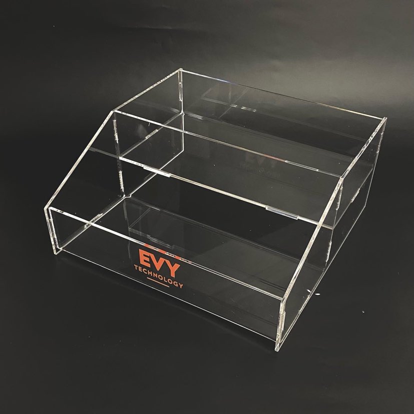 Zákazková výroba stojanov a držiakov z plexiskla