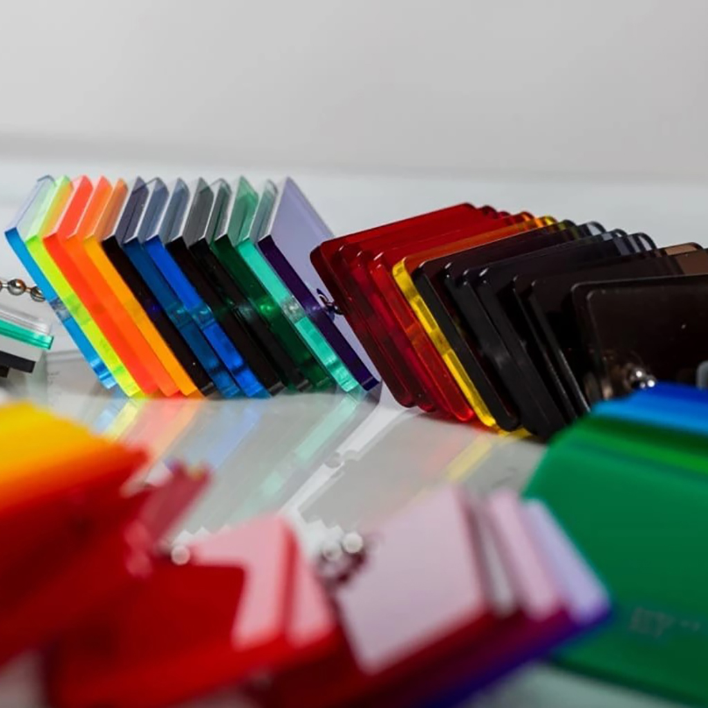 Liate farebné plexisklo - ideálny materiál na výrobu reklamy a 3D logá