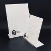 Biely plexi stojan na brožúry s logom