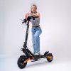 Kugoo Kukirin G2 PRO s modelkou
