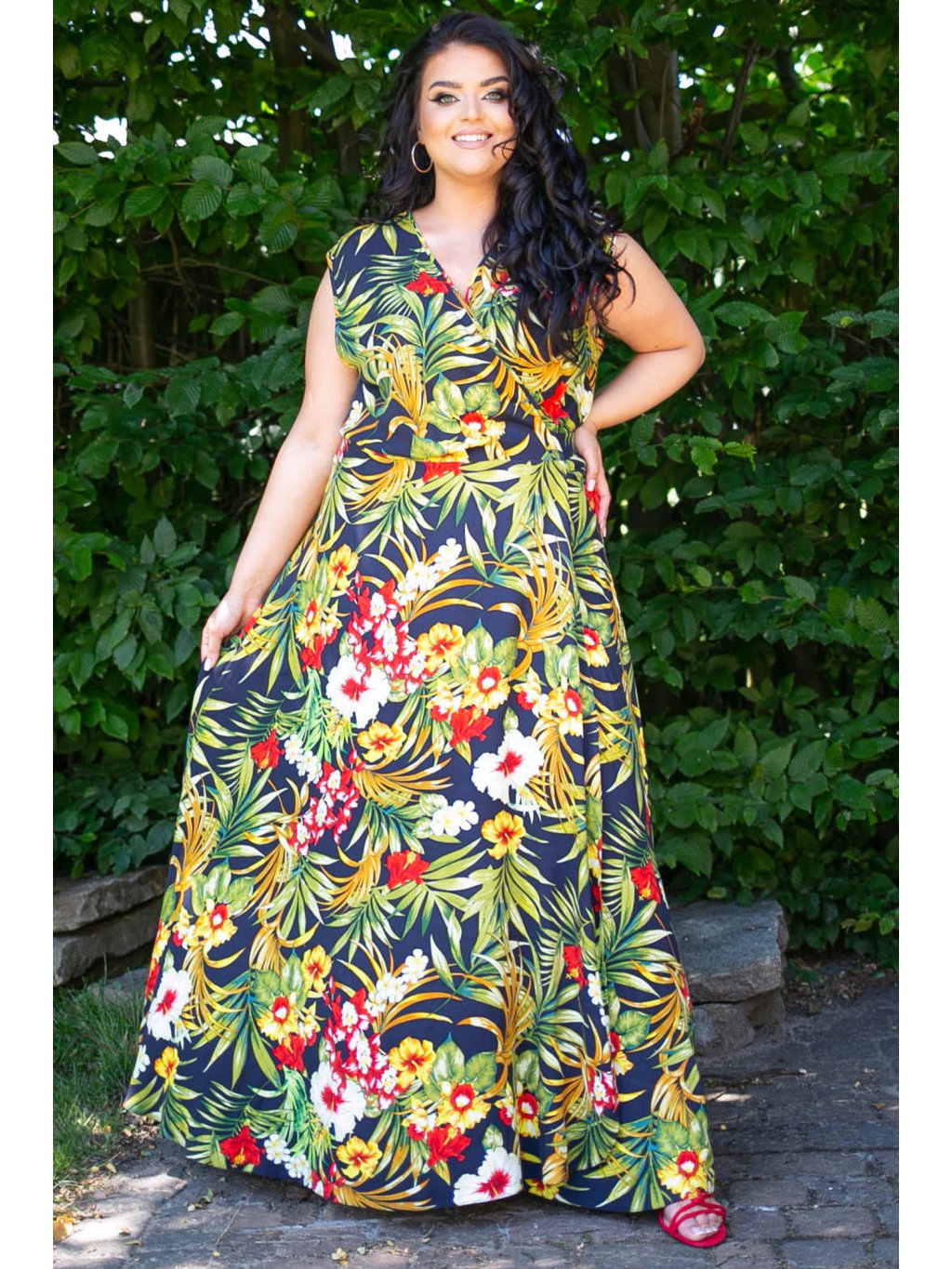 Dlhé letné šaty na zaväzovanie s obálkovým výstrihom pre moletky Filomena tmavomodré s kvetmi a palmami