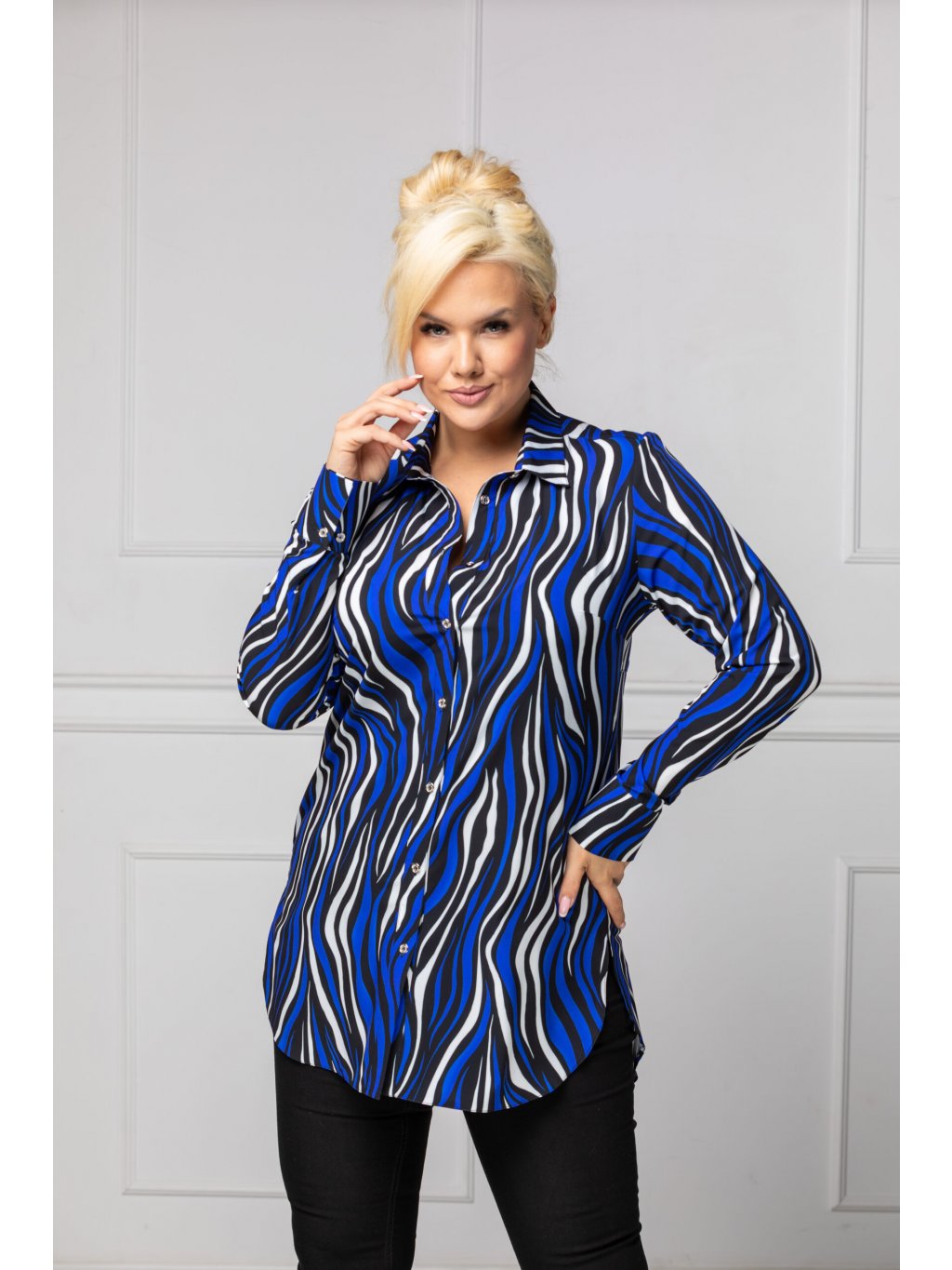 Elegantná dámska košeľa pre moletky Salma modro-čierna zebra (Veľkosť 42)