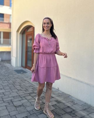 Mušelínové šaty Selena dusty pink máme skladem🩷👆 Odkaz na e-shop najdete v biu (na našem profilu)