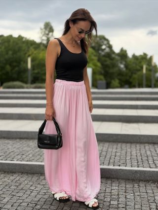 Novinka!😍 Oblíbené kalhoty Camilla máme nově i v barvě Candy Pink🌸 👉 jsou ze 100% viskózy, jsou pohodlné a mají volný...