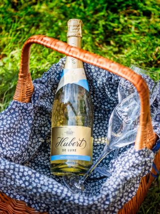 Základ letnej výbavy?☀️🥂 Niečo osviežujúce, čo spraví aj obyčajný deň výnimočným ✨ Hubert de Luxe nealko s jemným perlením...