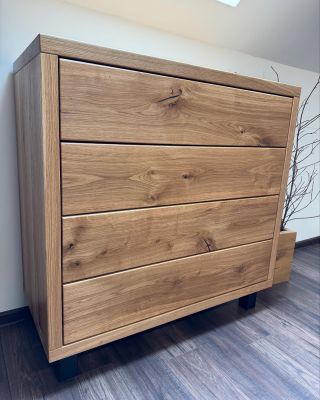 Masivní Dubová Komoda🪵 "Don Komodor" Tři velikosti: 100×60×45, 100×80×45 a 100×100×45 Dva odstíny: tmavý a světlý Úložný...