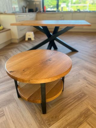 U Vás doma🏠😎 Konferenční stolek ArtTwo a náš bestseller Beskydos. Vše samozřejmně jen masivní dub a ocel ze srdce...