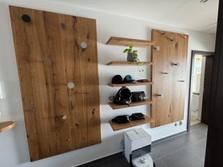 Realizace chodby na zakázku❤️🪚. Dubové desky na zeď jako věšáky a dubové police. Děkujeme zákazníkovi, za zaslané...