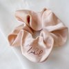 Látková gumička scrunchie s vlastním jménem