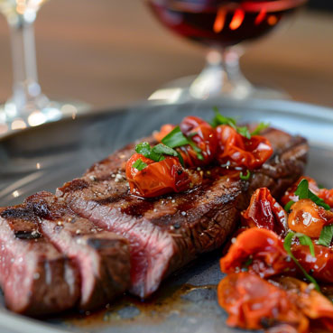 Jelení kýta s nakládanými rajčaty