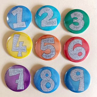 Školní placky pro vaše žáky a žákyně s číslicemi pro všechny třídy. Různé druhy - špendlíky, magnetky, klíčenky, zrcátka.