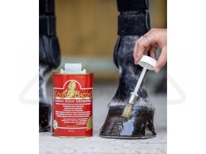 KEVIN BACON’S LIQUID HOOF DRESSING je ochranný vyživujúci olej na kopytá .  Kopyto je ušľachtilý prírodný prvok, ktorý vyžaduje osobitnú starostlivosť, aby sa v priebehu času zachovali všetky jeho vlastnosti.