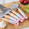 Škrabka na zeleninu s dřevěnou rukojetí – růžovo-modrý