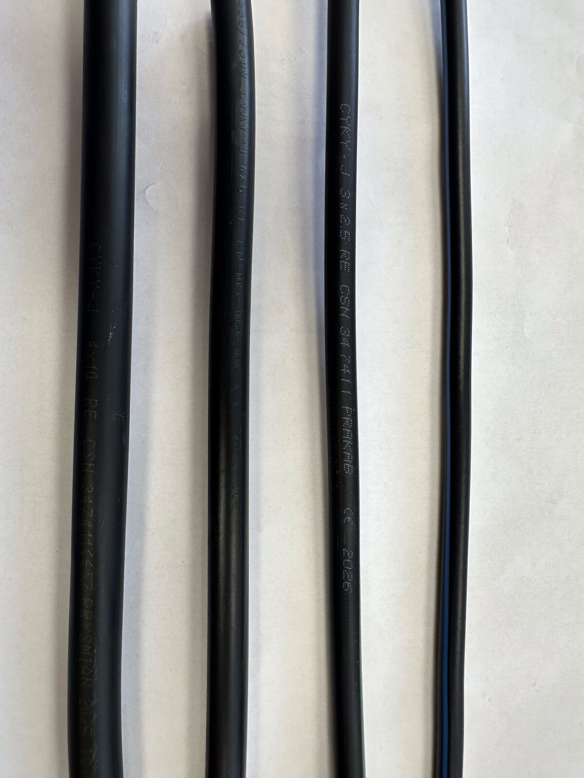 Srovnání tlouštěk kabelů CYKY-J různých průřezů od 1×2,5 po 4×10 mm²