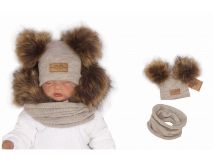 Komplet zimowy dzieciecy z futerkowymi pomponami. Bezowa czapka i szalik na zime dla noworodka. Wloczkowy komplet na zime z futerkiem.