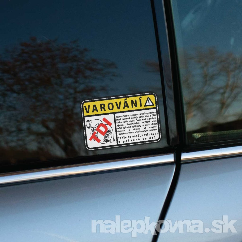 Vtipná nálepka na auto s textom „Varování!“ v žltom rámčeku, ktorá upozorňuje na výkonný turbomychadiel poháňaný technológiou TDI. Text pod varovaním hlási: „Toto vozidlo je vybaveno turbomychadlem, které enormně zvyšuje plnící tlak a dělá kadla, kadla pouuu. Černý kouř je znakem výkonu! Nedostatečné zajištění osob může způsobit spláchnutí od pásů, ztrátu oblečení a slintání od vzrušení způsobené tímto přeplňovaným vozidlem. Takže se usaď, zavři hubu a pořádně se drž!“ Nálepka je nalepená na okne strieborného auta a dodáva vozidlu charakteristický a zábavný vzhľad. Perfektná pre fanúšikov dieselových motorov, ktorí chcú s humorom vyjadriť svoju lásku k TDI technológii a zároveň varovať pasažierov pred intenzívnym zážitkom z jazdy.