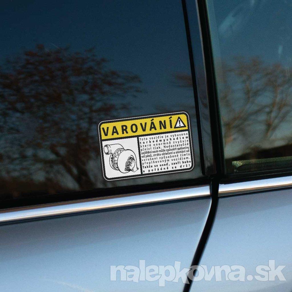 Vtipná nálepka na auto s textom v češtine „Varování!“ v žltom rámčeku a s ilustráciou turbomyšadla. Text pod upozornením hlási: „Toto vozidlo je vybaveno turbomyšadlem, které enormně zvyšuje plnící tlak. Nedostatečné zajištění osob může způsobit spláchnutí od pásů, ztrátu oblečení a slintání od vzrušení způsobeného tímto přeplňovaným vozidlem. Takže se usaď, zavři hubu a pořádně se drž!“ Nálepka je nalepená na okne strieborného auta, pridáva vozidlu vtipný a originálny prvok. Ideálna pre milovníkov rýchlosti a nadšencov tuningovej kultúry, ktorí chcú varovať spolujazdcov pred intenzívnym zážitkom z jazdy.