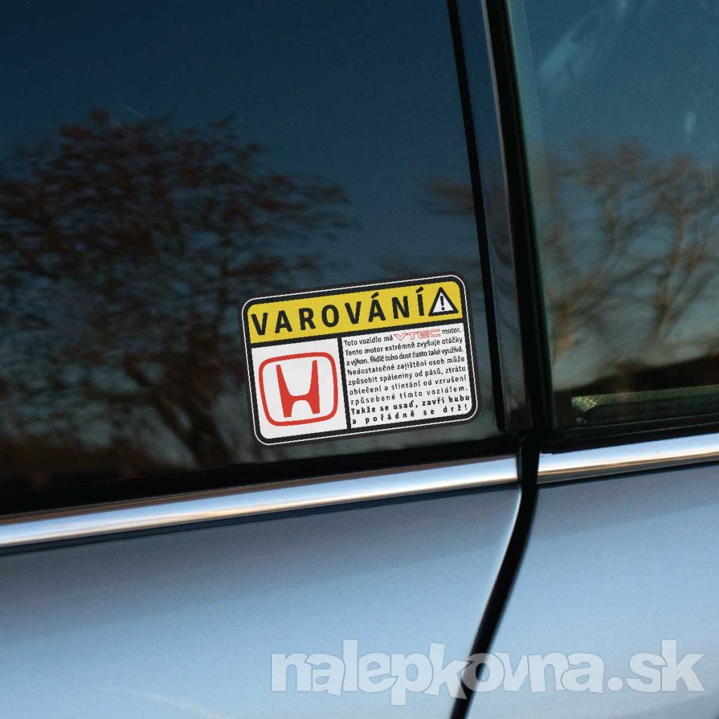 Vtipná a zároveň výstražná nálepka na aute s nápisom "VAROVÁNÍ" a logom značky Honda, ktorá informuje, že vozidlo je vybavené motorom VTEC. Text na nálepke varuje pred extrémnym zvýšením otáčok a možným nebezpečenstvom pre tých, ktorí by chceli zasahovať do vozidla. Záverečný text „Takže se usaď, zavři hubu a pořádně se drž!“ pridáva humor a odráža sebavedomie majiteľa vozidla. Nálepka je umiestnená na zadnom skle a svojim výrazným dizajnom okamžite pritiahne pozornosť, pričom jasne vyjadruje, že toto auto nie je pre slabé povahy. Perfektný doplnok pre fanúšikov rýchlej jazdy a motorov VTEC.