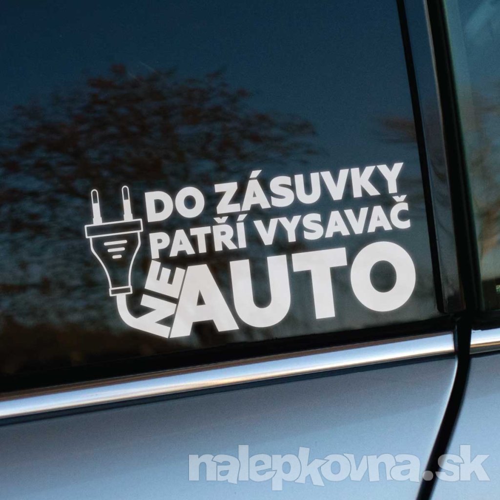 Biela nálepka s textom „Do zásuvky patrí vysávač nie auto“ a ilustráciou zástrčky, ktorá sa šikovne prepája s textom, je nalepená na zadnom okne auta. Tento dizajn kombinuje humor a jasný odkaz, čím vytvára zábavnú a provokatívnu dekoráciu pre vozidlo. Perfektný doplnok pre tých, ktorí chcú svojmu autu dodať osobitý šmrnc a zároveň vyjadriť svoj názor na elektromobily. Táto nálepka určite upúta pozornosť a vyčarí úsmev.