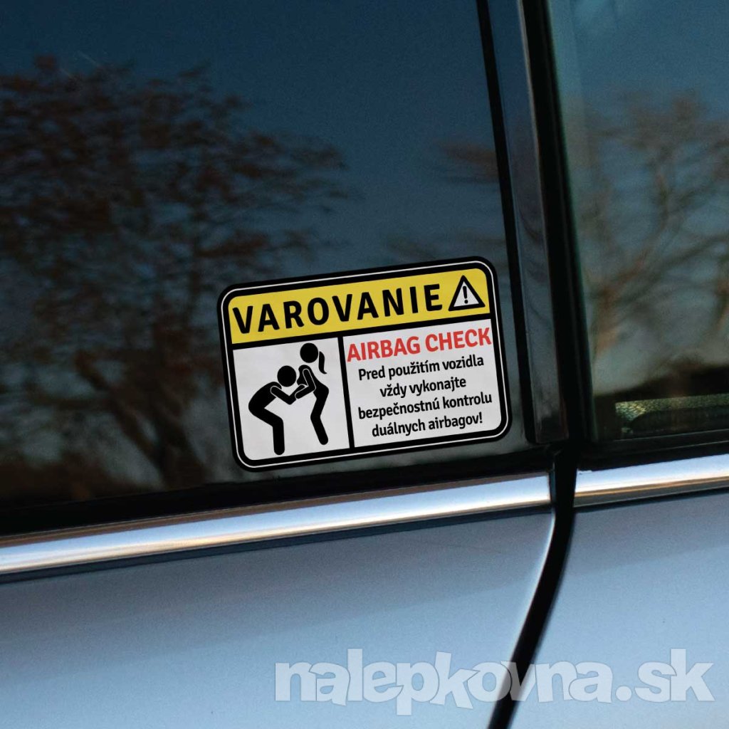 Tlačená nálepka v štýle výstražného štítku s textom „VAROVANIE – AIRBAG CHECK“ a piktogramom dvoch postáv v humornom štýle.