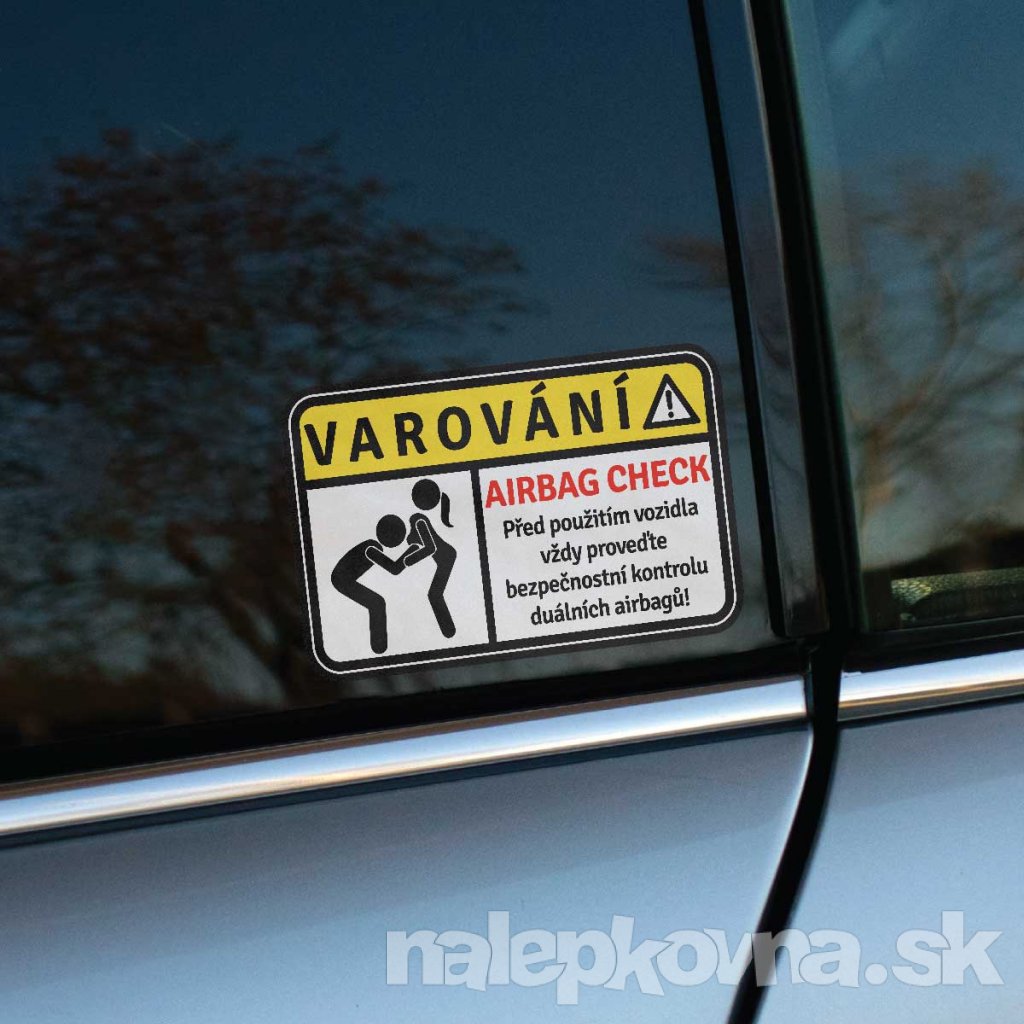 Vtipná nálepka na zadnom okne auta s českým textom „Varování“ v žltom pruhu a „Airbag Check: Před použitím vozidla vždy proveďte bezpečnostní kontrolu duálních airbagů!“ doplnená o jednoduchú ilustráciu, ktorá pridáva humorný nádych. Tento dizajn je ideálny pre vodičov so zmyslom pre humor, ktorí chcú svojmu autu dodať originálny detail a zároveň pobaviť ostatných. Skvelý doplnok pre všetkých, ktorí radi vyčaria úsmev na tvári okoloidúcich.