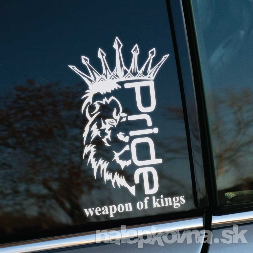 Biela nálepka „Pride“ s logom leva korunovaného kráľovskou korunou a nápisom „weapon of kings“ na spodnej časti je symbolom prestíže a výkonu značky Pride, známej v oblasti audio systémov. Tento dizajn odráža silu, autoritu a prémiovú kvalitu, ktoré značka prináša do sveta reproduktorov a subwooferov. Umiestnenie na tmavom bočnom okne auta zaisťuje výrazný kontrast, zatiaľ čo strieborná karoséria vozidla pridáva eleganciu a moderný vzhľad. Perfektné pre audio nadšencov a fanúšikov, ktorí chcú vyjadriť svoju hrdosť na špičkový zvuk.  Kľúčové slová: nálepka Pride, weapon of kings, audio systém, reproduktory Pride, tuning doplnky, nálepky na auto, prémiový dizajn.