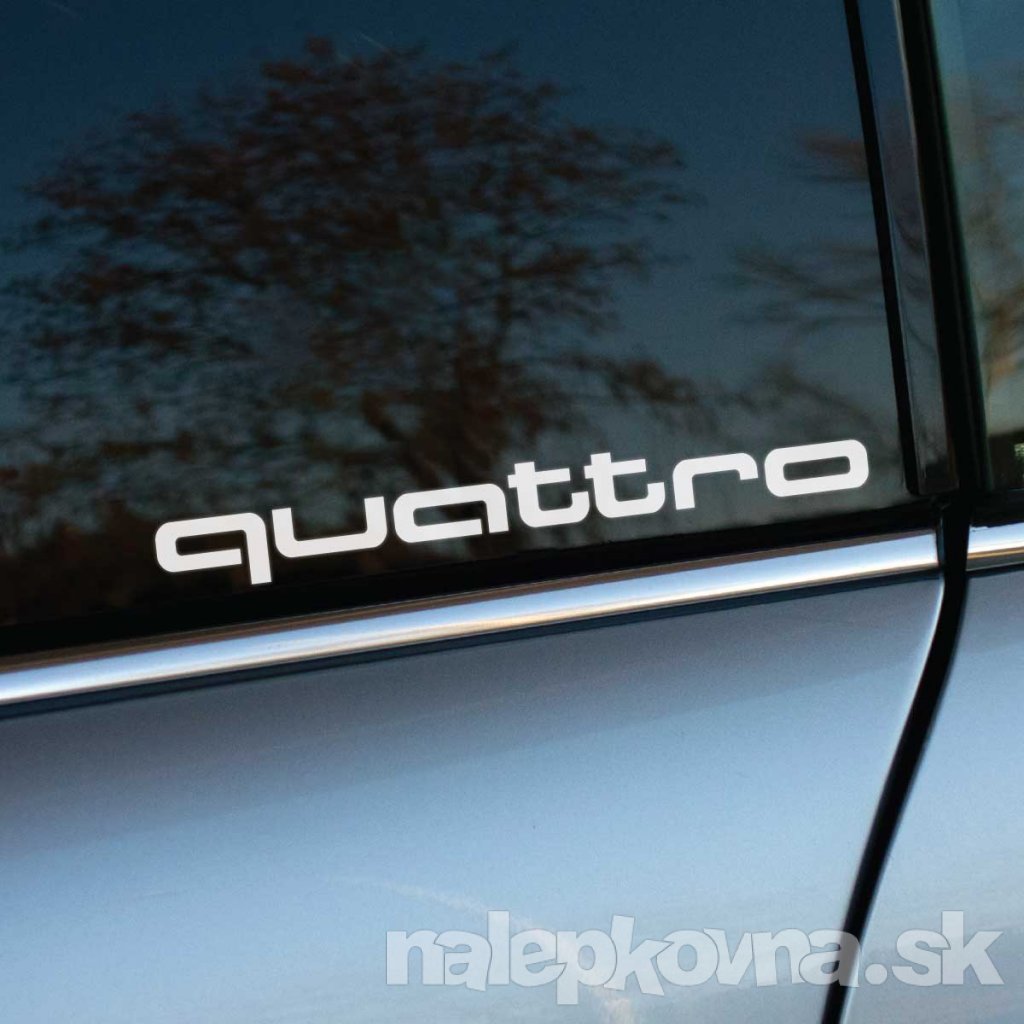 Detailný záber na sivé auto s nálepkou "quattro" na okne. Táto nálepka zdôrazňuje, že vozidlo je vybavené pohonom všetkých štyroch kolies, čo je typické pre značku Audi. Moderný a čistý dizajn nálepky dokonale ladí s elegantným vzhľadom auta. Ideálna voľba pre majiteľov áut, ktorí chcú hrdou formou prezentovať technické prednosti svojho vozidla a jeho schopnosti zvládať rôzne terény. Perfektný doplnok pre každého, kto chce zvýrazniť športový a sofistikovaný štýl svojho auta.
