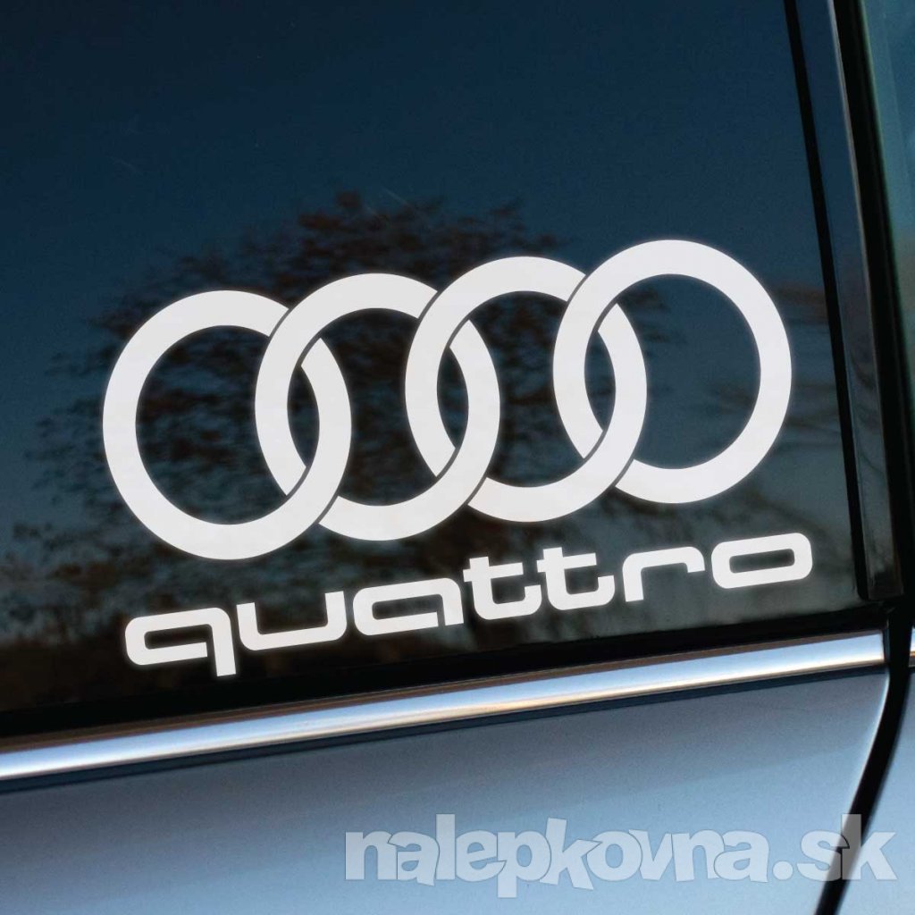 Plotrovaná nálepka so štyrmi kruhmi Audi a nápisom „quattro“ v modernom technickom písme, symbolizujúca pohon všetkých kolies a identitu značky.