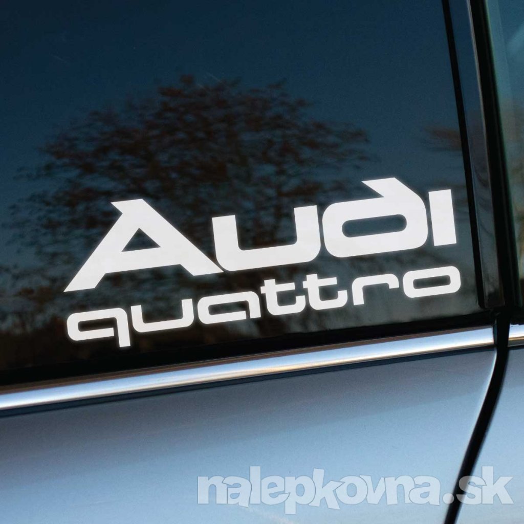 Plotrovaná nálepka s logom „Audi“ v modernom hranatom štýle a doplnkovým nápisom „quattro“, zdôrazňujúca športový pohon a identitu značky.