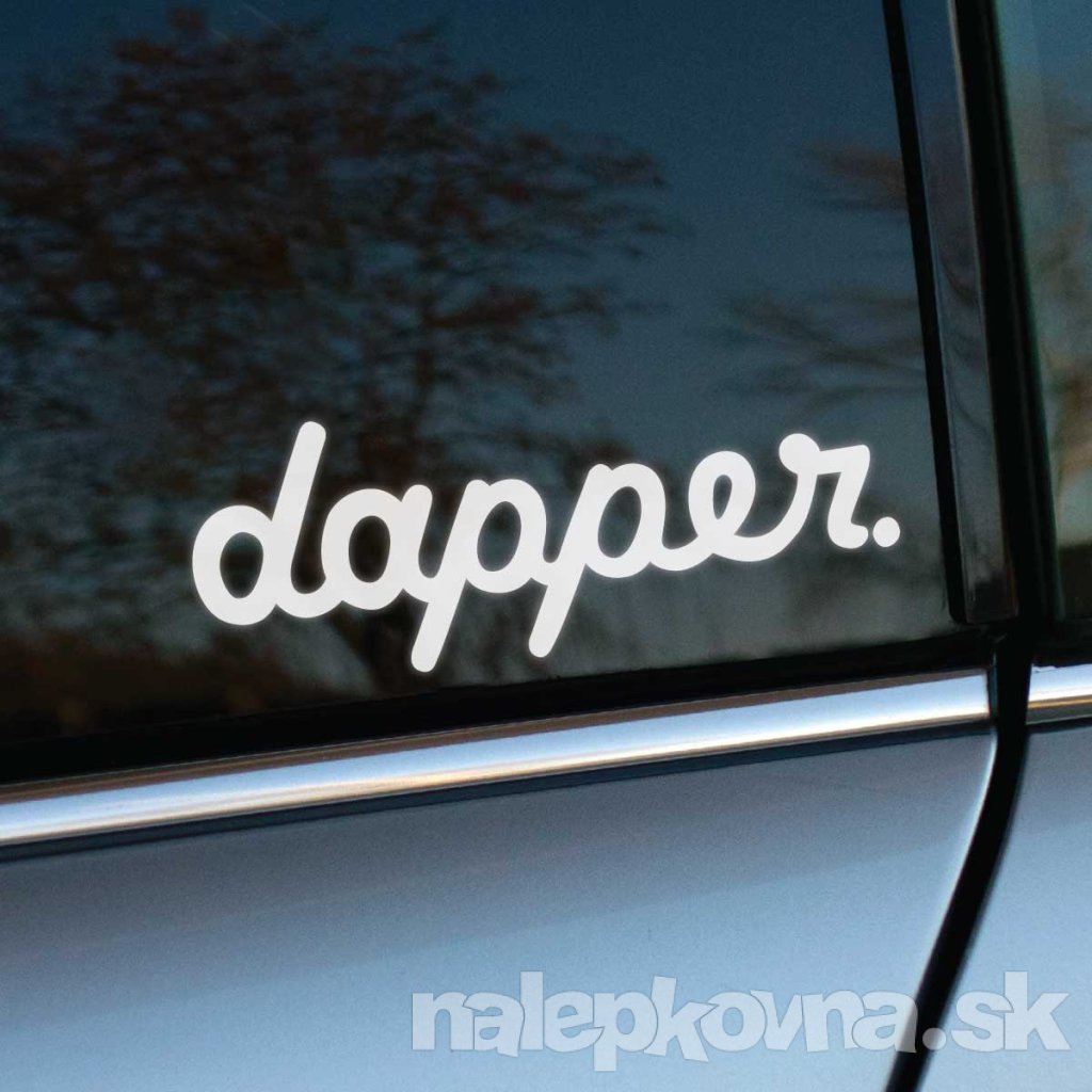 Biela nálepka s nápisom "dapper." na okne strieborného auta. Tento elegantný a štýlový dizajn s jednoduchým písmom dodáva vozidlu sofistikovaný vzhľad, ktorý je ideálny pre tých, ktorí preferujú minimalistický, no zároveň moderný štýl. Perfektný doplnok pre automobilových nadšencov, ktorí chcú svojmu autu dodať osobitosť.
