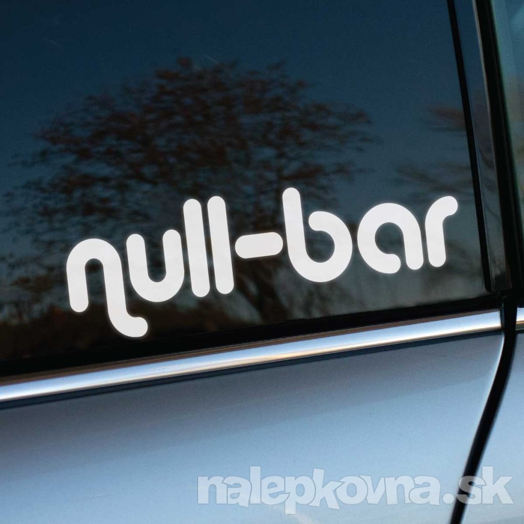 Biela nálepka „null-bar“ s moderným, zaobleným písmom nalepená na tmavom bočnom okne auta. Tento minimalistický dizajn symbolizuje štýlovú jednoduchosť a odkazuje na značku špecializovanú na vzduchové podvozky a nízke nastavenie áut. Kontrast bieleho loga na tmavom pozadí zdôrazňuje jeho viditeľnosť, zatiaľ čo strieborná karoséria vozidla pridáva na čistom a elegantnom vzhľade. Ideálne pre tuningových nadšencov a fanúšikov nízkoprofilových úprav, ktorí chcú zdôrazniť svoj záväzok k štýlu a technológii.  Kľúčové slová: nálepka null-bar, vzduchový podvozok, nízke nastavenie áut, tuningové doplnky, nálepky na auto, moderný dizajn.