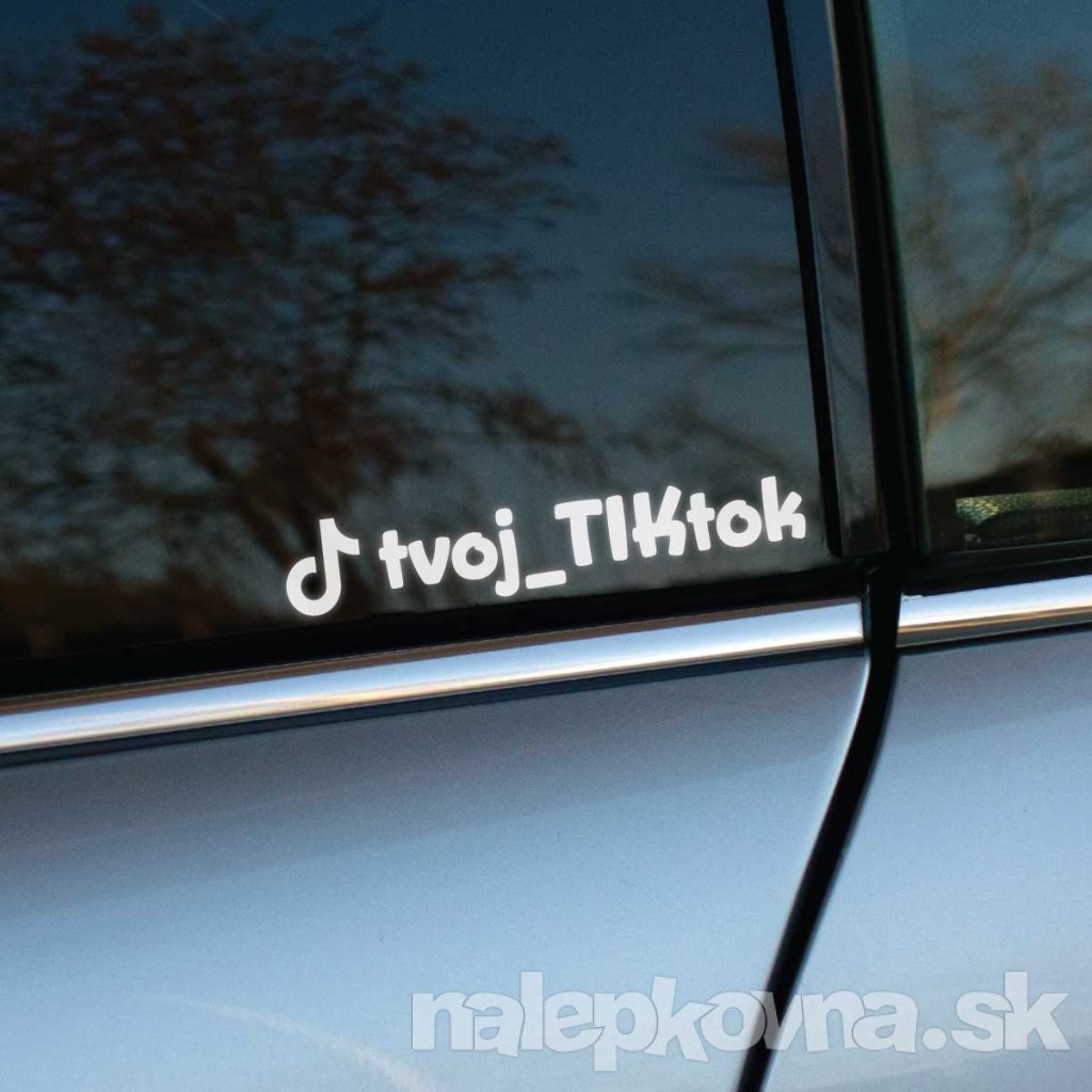 Plotrovaná nálepka na auto s TikTok logom a menom účtu, jednoduchý a štýlový doplnok na propagáciu profilu na sociálnej sieti.