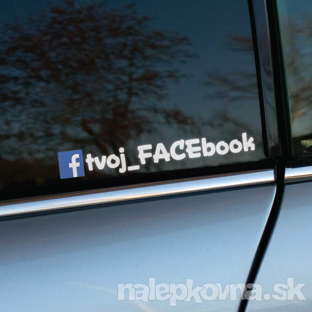 Plotrovaná nálepka na auto s farebnou ikonou Facebooku a menom účtu – moderný a výrazný doplnok pre propagáciu profilu.