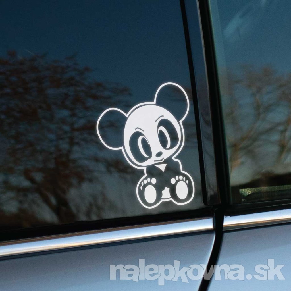 Plotrovaná nálepka s motívom sediacej kreslenej pandy so zvýraznenými kontúrami, jemným výrazom a hravým štýlom.