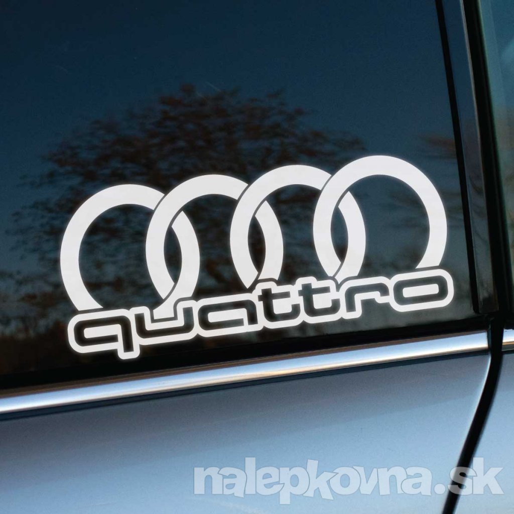 Plotrovaná nálepka so štyrmi kruhmi a nápisom „quattro“ v modernom technickom písme, zvýrazňujúca identitu a pohon značky Audi.