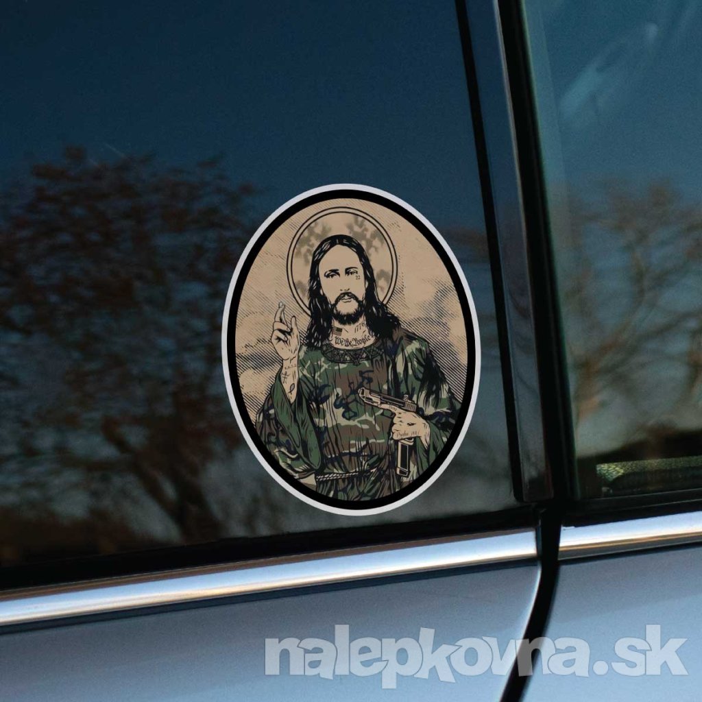 Tlačená nálepka s ikonickým motívom Ježiša v maskáčoch, so svätožiarou, tetovaním a zbraňou v ruke.