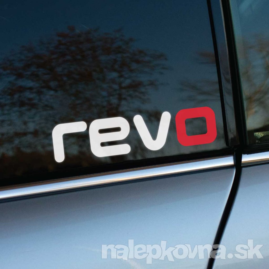 Plotrovaná nálepka na auto s logom revo, zaoblené biele písmo s kontrastným červeným „o“ ako výrazný dizajnový prvok.