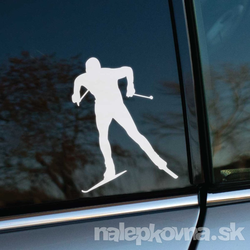 Plotrovaná nálepka na auto so siluetou bežkára v pohybe s palicami, ideálna pre fanúšikov zimných športov a bežkovania.