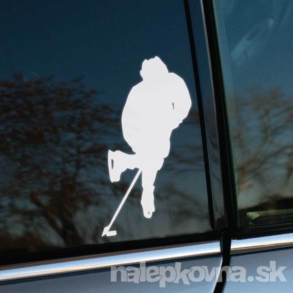Plotrovaná nálepka na auto so siluetou hokejistu s hokejkou v pohybe, ideálna pre fanúšikov ľadového hokeja.