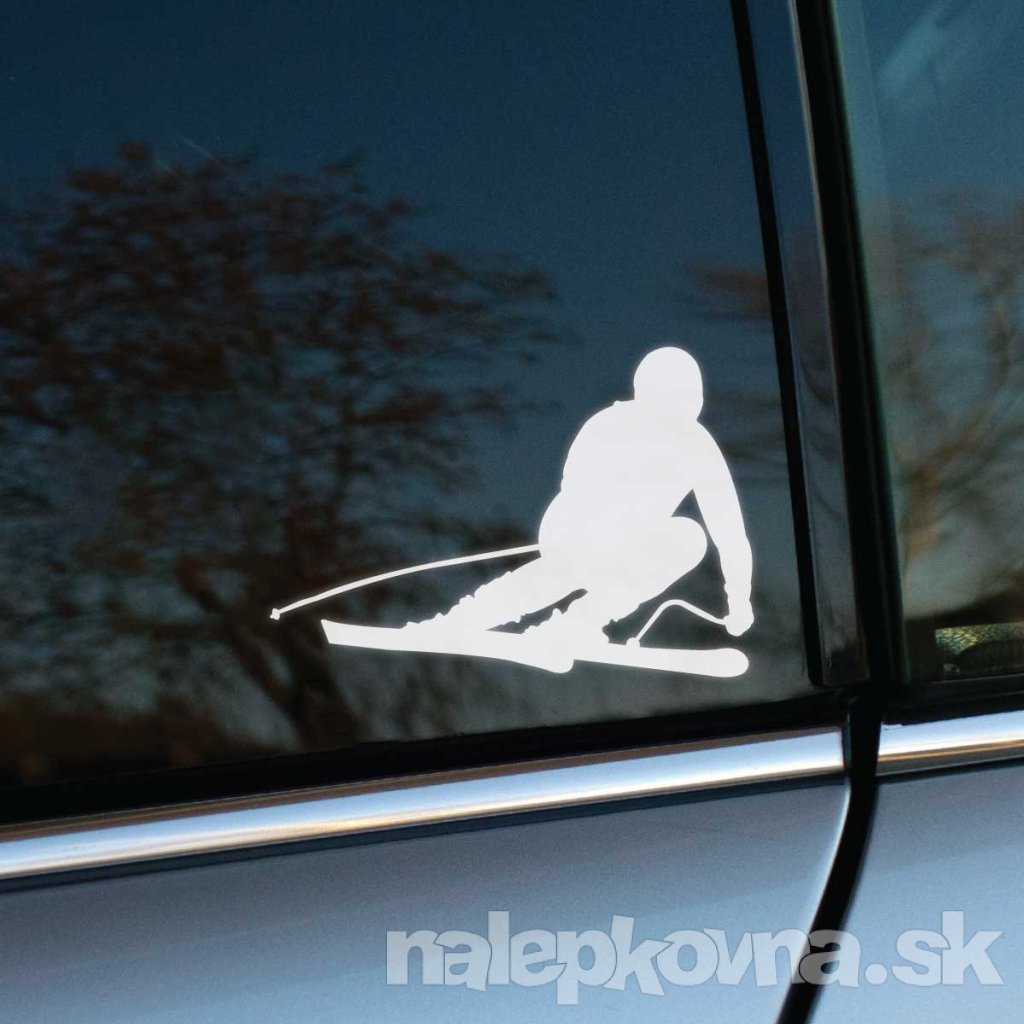 Plotrovaná nálepka na auto so siluetou lyžiara v zákrute, ideálna pre fanúšikov zimných športov a lyžovania.