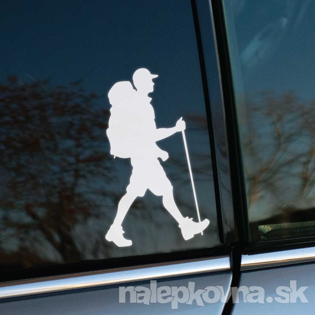Plotrovaná nálepka na auto so siluetou turistu s batohom a palicou, ideálna pre milovníkov turistiky a prírody.