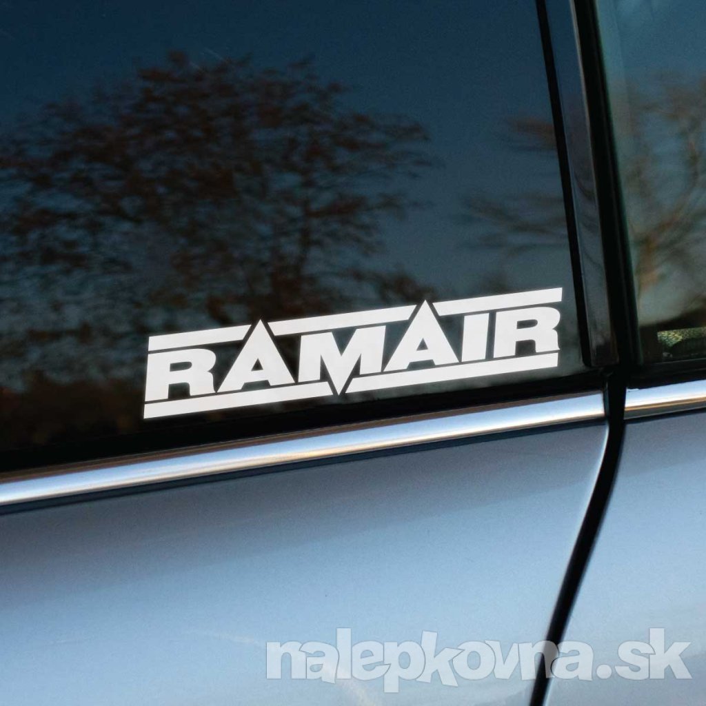 Biela nálepka „RAMAIR“ s robustným a dynamickým dizajnom, ktorý zahŕňa výrazné písmo s ostrými líniami, nalepená na tmavom bočnom okne auta. Logo symbolizuje výkon a efektivitu značky Ramair, špecializujúcej sa na systémy prívodu vzduchu a filtre pre vysokovýkonné vozidlá. Kontrast medzi bielou nálepkou a tmavým sklom zabezpečuje vynikajúcu viditeľnosť, pričom strieborná karoséria auta dotvára športový a profesionálny vzhľad. Ideálne pre tuningových nadšencov a milovníkov výkonu, ktorí chcú podporiť svoju vášeň pre vysokokvalitné automobilové komponenty.  Kľúčové slová: nálepka RAMAIR, prívod vzduchu, vysokovýkonné filtre, tuningové doplnky, nálepky na auto, športový dizajn.