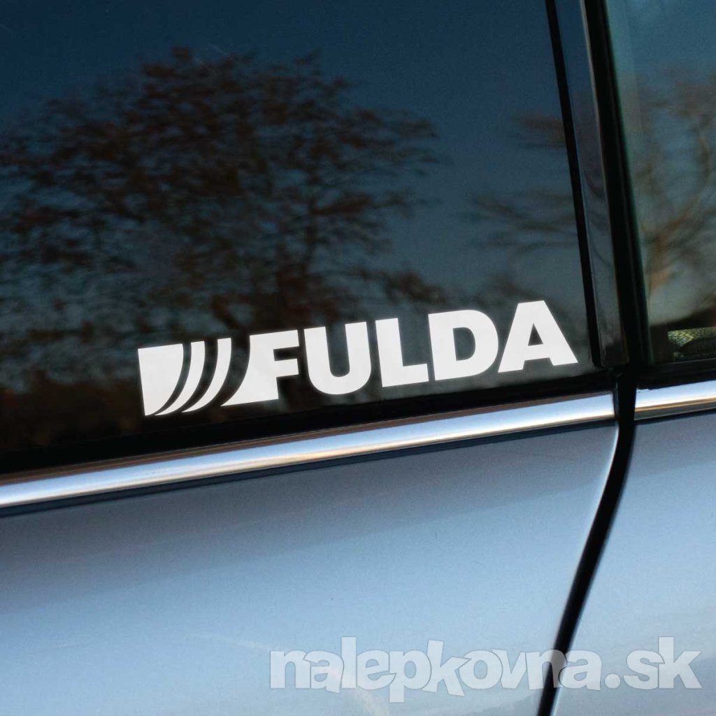 Biela nálepka s logom "Fulda" na zadnom okne automobilu. Tento jednoduchý a profesionálny dizajn nálepky je skvelým doplnkom pre fanúšikov kvalitných pneumatík značky Fulda. Nálepka je ideálna na zvýraznenie podpory tejto renomovanej značky a pridáva automobilu osobitý štýl. Vynikne na akomkoľvek type vozidla a perfektne dopĺňa tuning alebo reklamu.  **Kľúčové slová:** nálepka na auto Fulda, nálepky na okno auta, tuningové nálepky, reklamné nálepky na auto, značkové nálepky Fulda, polepy na auto, dizajn automobilových nálepiek, nálepky na podporu značky pneumatík, kvalitné nálepky na auto, doplnky na auto Fulda.