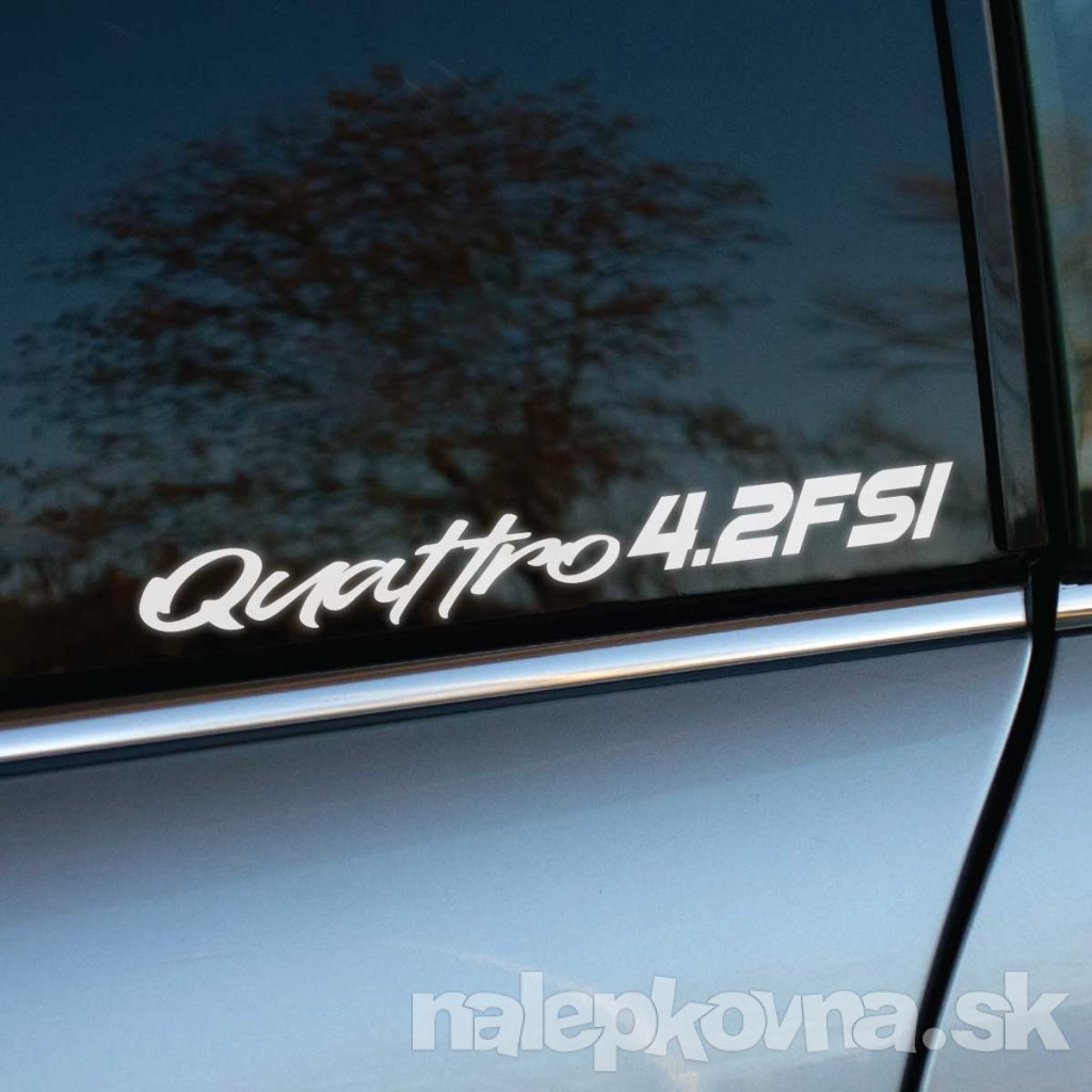 Plotrovaná nálepka s nápisom „Quattro 4.2FSI“ v kombinácii rukopisného a hranatého technického písma, spájajúca športový charakter a technickú presnosť.